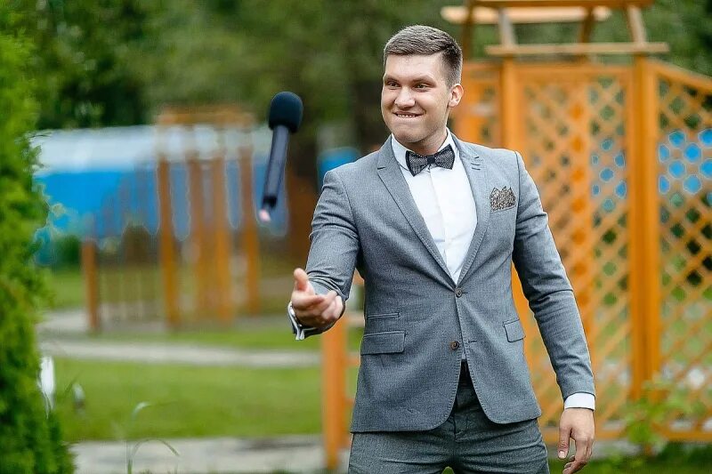Ниже ведущего