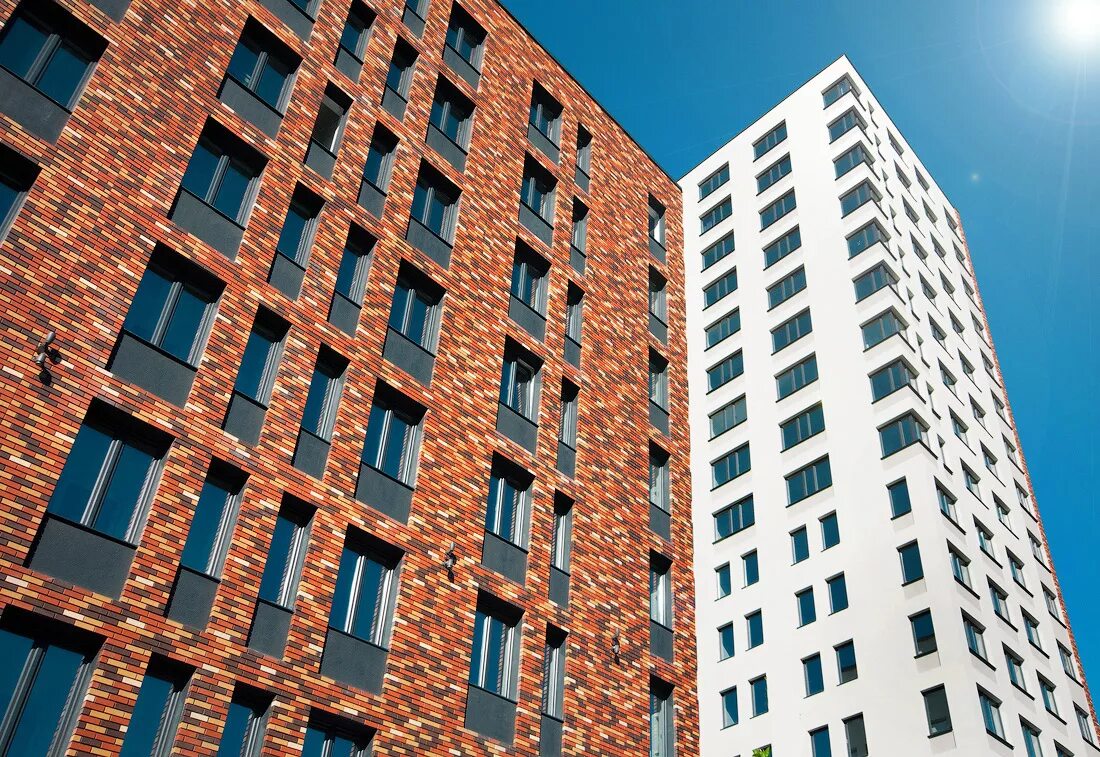 Многоквартирный жилой дом. Кирпичные жилые здания. Кирпичный дом многа етажни. Жк кирпичные скуратов. Кирпичные жилые здания.
