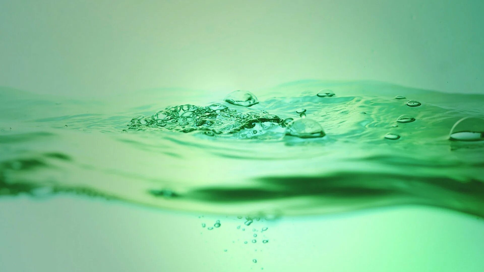 Вода ярко зеленого цвета. Вода фон. зеленая вода. бирюзовый фон. чистая вода.