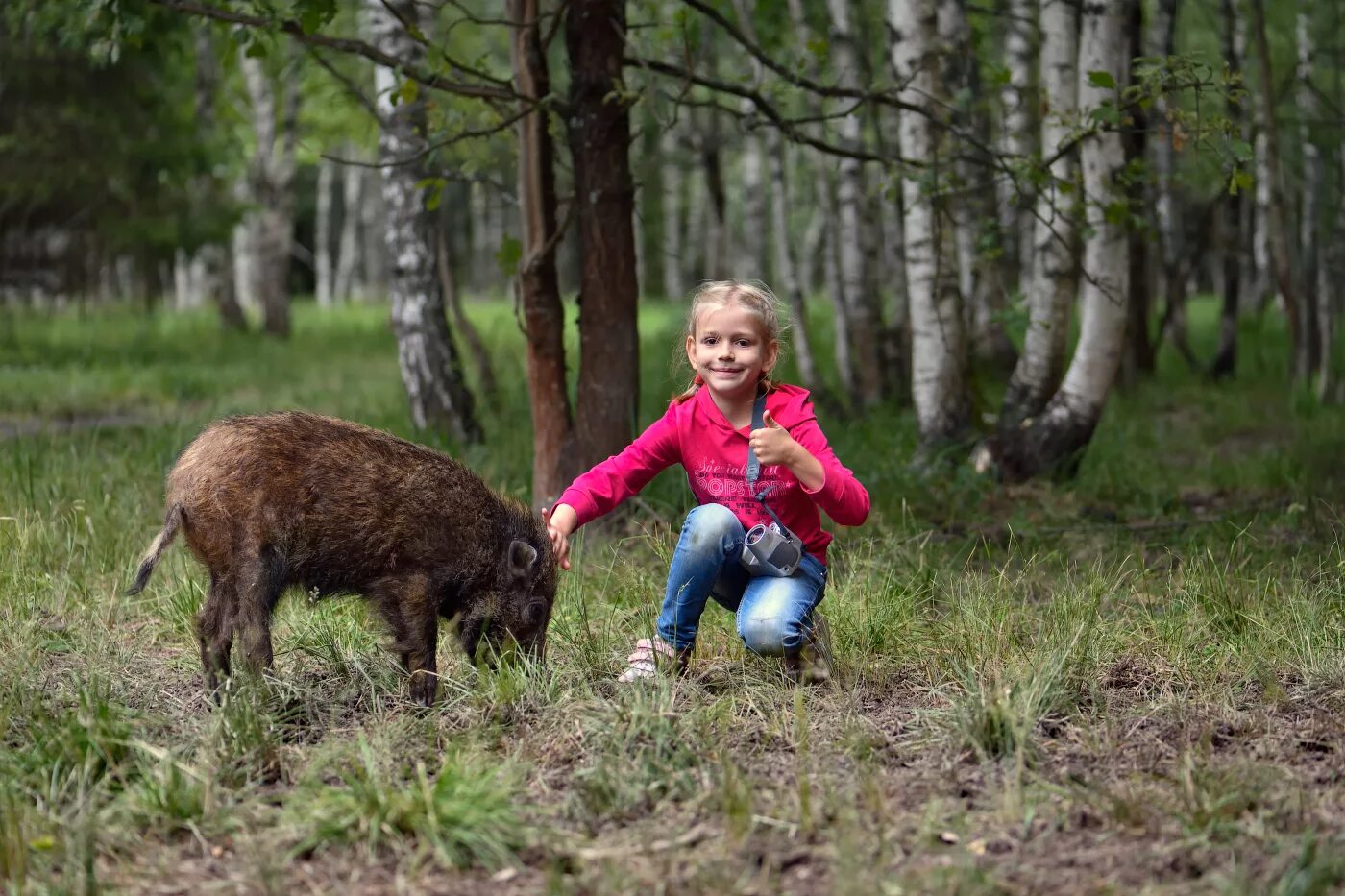 Женщина охотник. Поросенок девочка. Женщина поросенок. Девушка с поросенком. Девушка свинья.