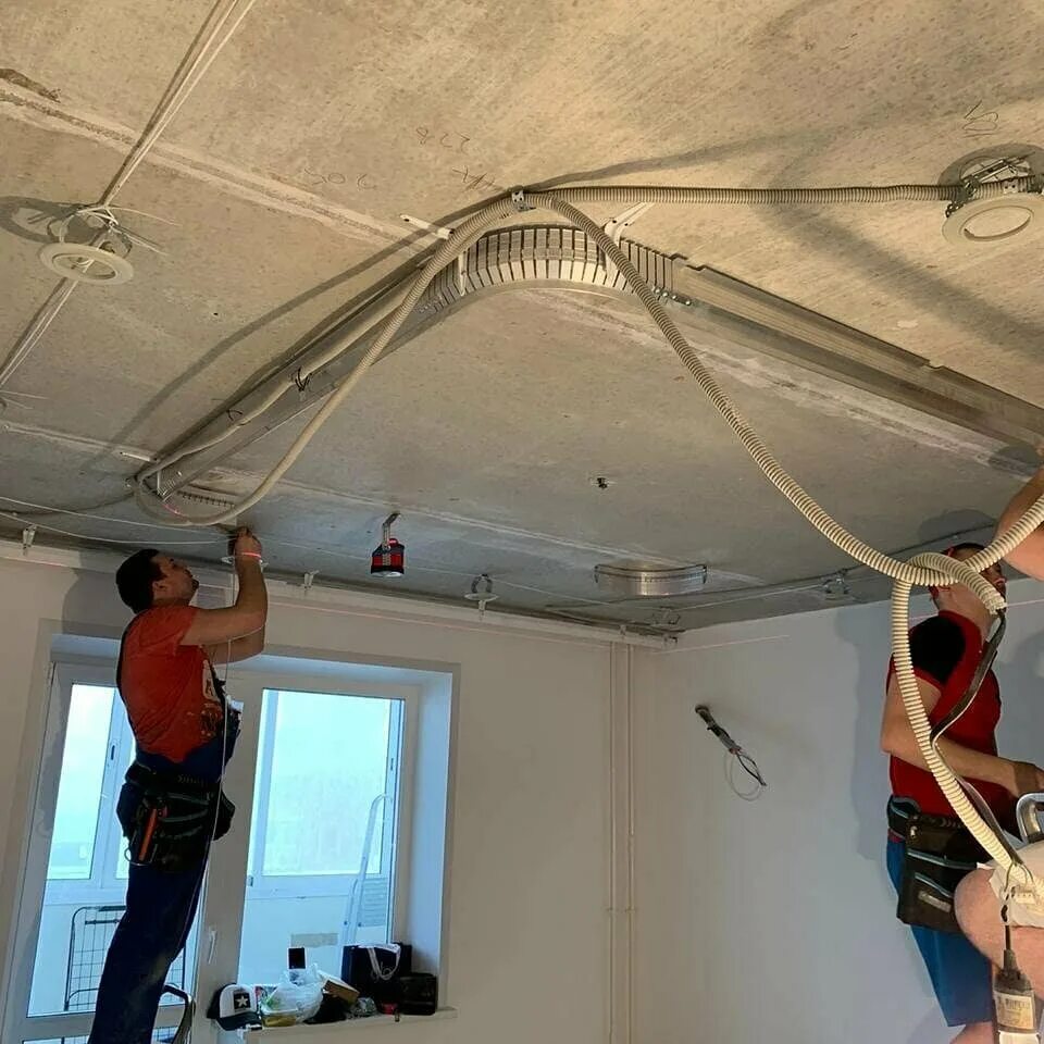 Установщик натяжных потолков. Монтажник натяжных потолков. Монтажник натяжных потолков. Установка натяжных потолков метр. Установка натяжных потолков метр.