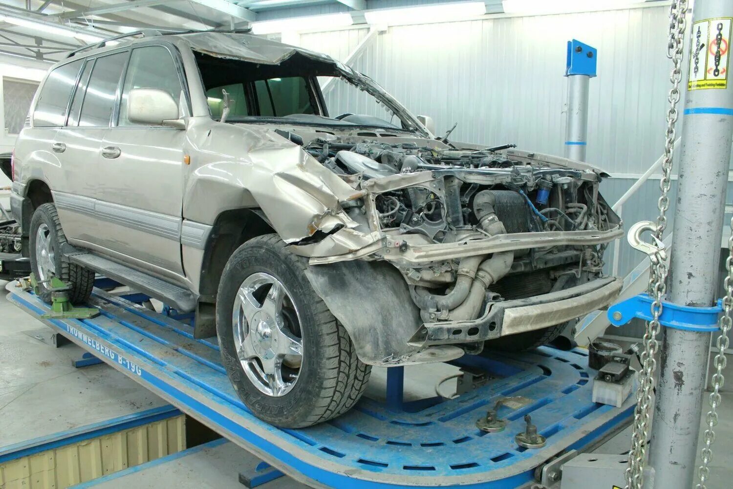 Вытягивание на стапеле. Восстановление кузова land cruiser 200. land cruiser 200 распил кузова. кантователь кузова ленд крузер 100. машина на стапеле.
