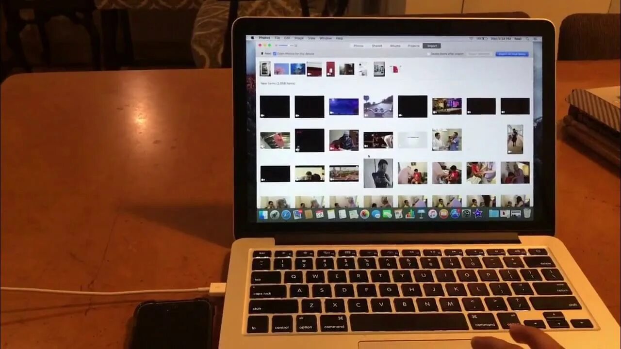 Как скинуть фото на Macbook? Ответ от iCover.ru