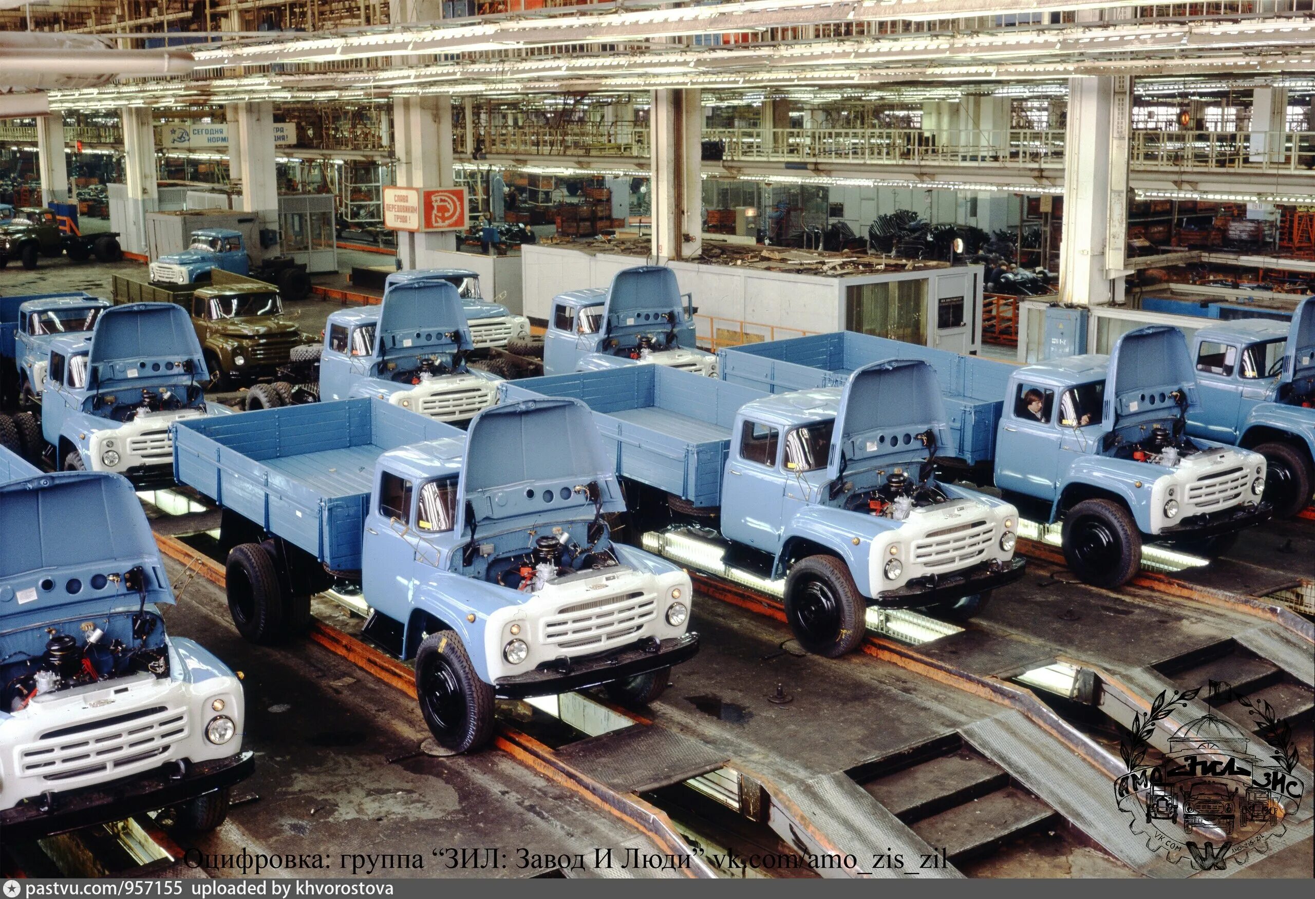 Завод москвич мзма. Волжский автозавод ваз-2101. Автомобильный завод имени ленинского комсомола (азлк). Зил 130 на конвейере. Автомобильный завод набережные челны.