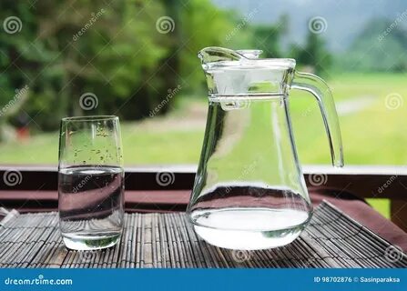 На столе стоит кувшин