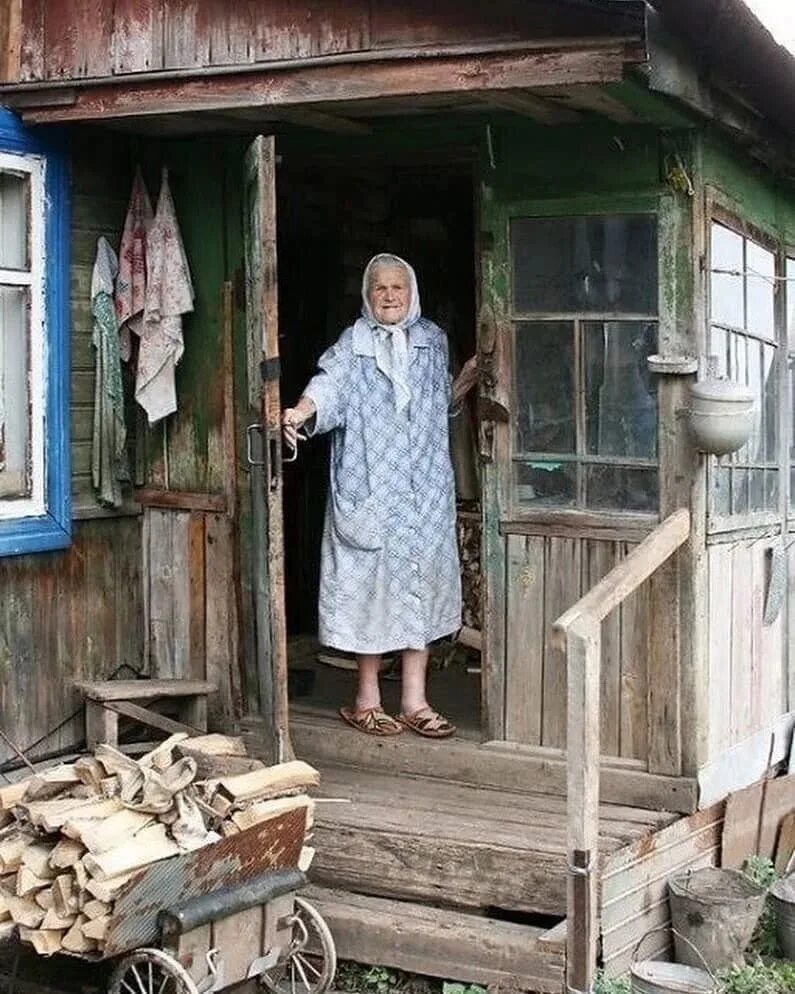 Как живет русская женщина. Вице Смильтэнэ Самарская область. Старушка в деревне. Деревенский дом старушка. Старенькая бабушка в деревне.