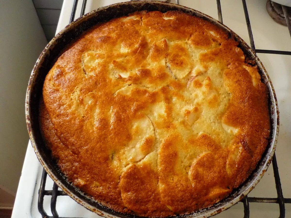 шарлотка с яблоками юлии высоцкой. шарлотка с яблоками в духовке домашний. шарлотка с яблоками в духовке домашний. пирог шарлотта яблочный. шарлот яблочный.