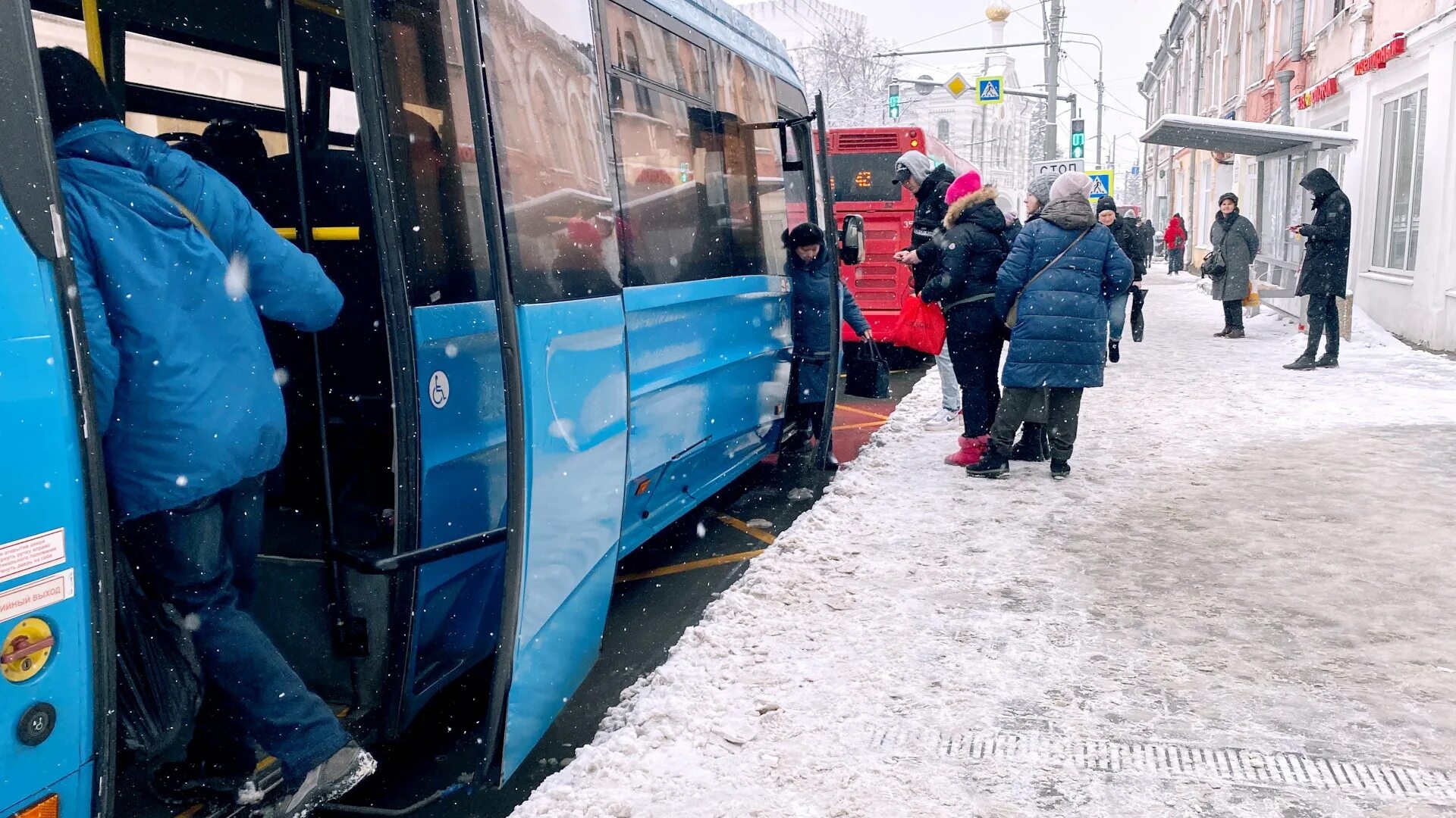 Дети выходят из автобуса. Бесплатный проезд в общественном транспорте. Бесплатный проезд в автобусе. Автобусы Ярославль 2023.