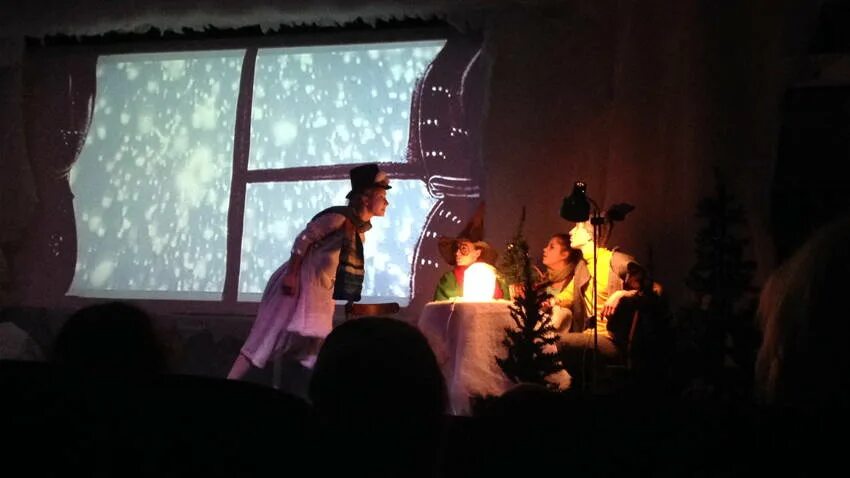 Афиша подушки. Песков елка. Песков елка. Сказки на подушке афиша. Песочные елочки.