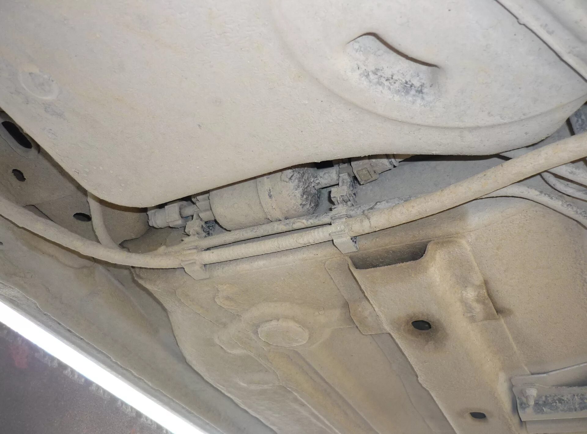 Как заменить топливный фильтр ford fiesta 5 Замена топливного фильтра Ford Fiesta (Mk V), 1,4 л, 2007 года расходники DRIV