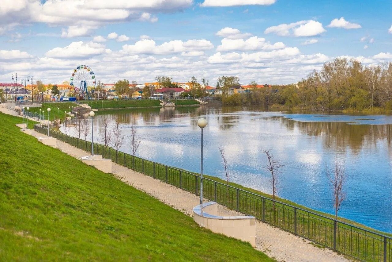 Город на реке ишим. Набережная города ишима. парк тюменской области город ишим набережная. река ишим в городе ишиме. река ишим тюменская область город.