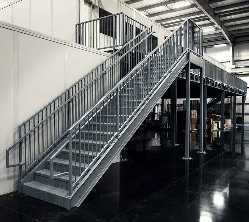 Оцинкованные лестницы. Металлическая лестница. Маршевые лестницы металлические. Ограждение лестницы промышленной. Лестница металлическая внутренняя.