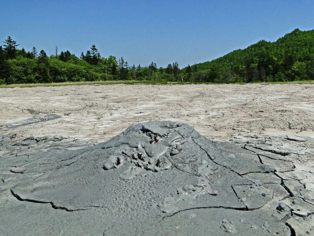 Грязевой вулкан пугачевский на острове сахалине. Пугачевский грязевой вулкан на сахалине. Грязевой вулкан сахалин. Южно-сахалинский грязевой вулкан. Пугачёвский грязевой вулкан магунтан.