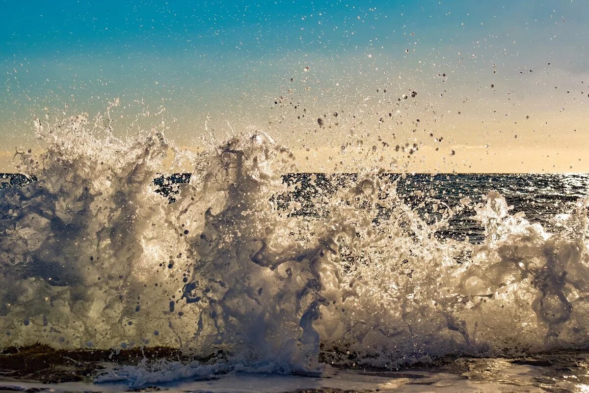 Бушующее море. Брызги воды. Брызги волн. Всплеск воды.