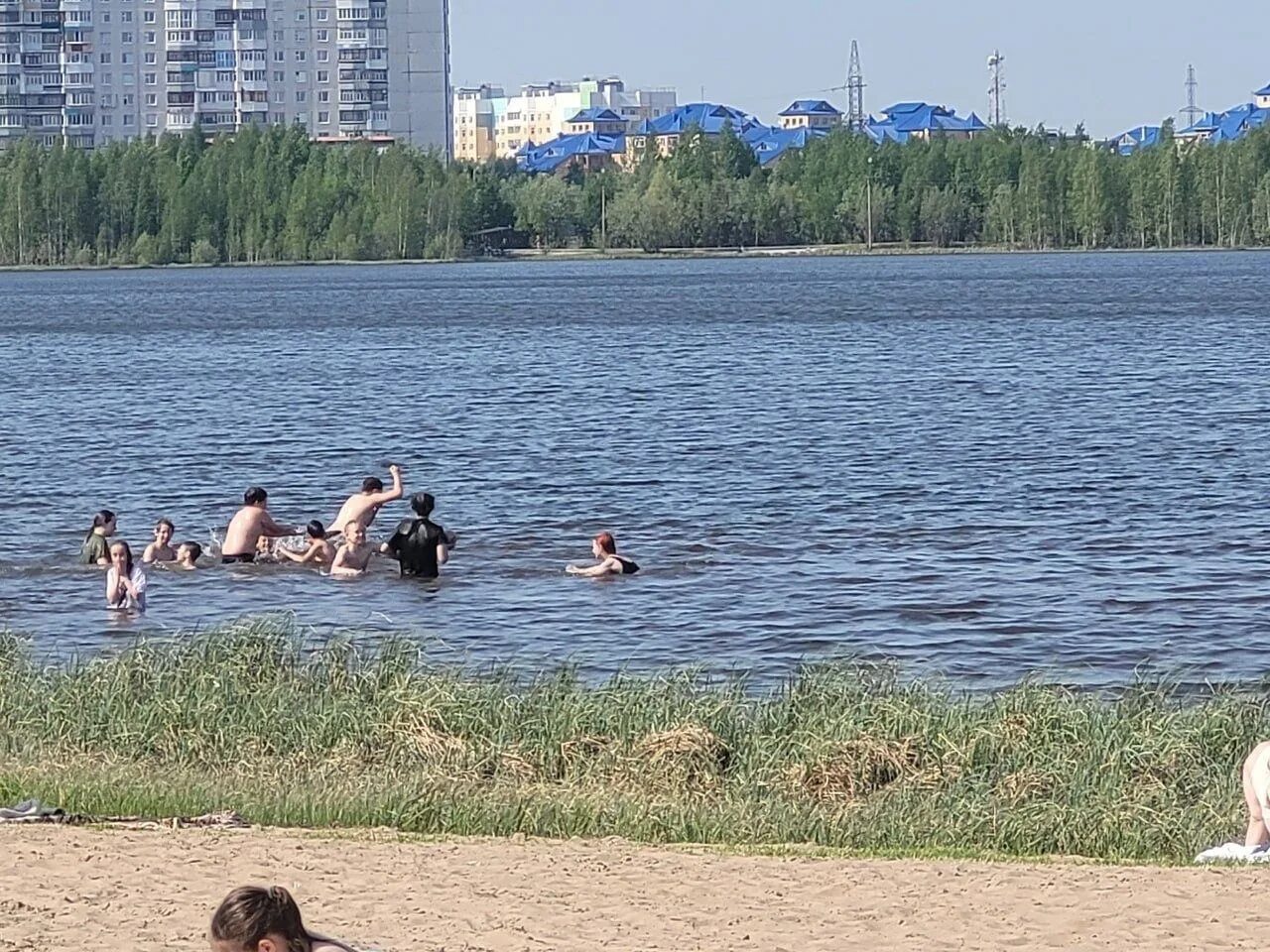 Где купаться в июле. Комсомольское озеро Нижневартовск. Озеро Комсомольское Нижневартовск купающиеся. Купание в озере. Купаться в озере.