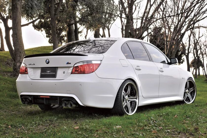 Е60 спорт. BMW e60 Wald. BMW m5 e60 Wald. БМВ е60 белая в обвесах.