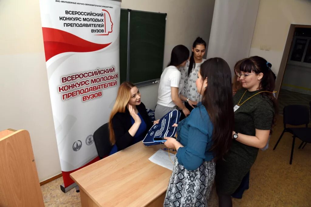 ргсу ростов-на-дону преподаватели. женщина преподаватель вуза. молодые педагоги. учитель мужчина. студенты в аудитории.