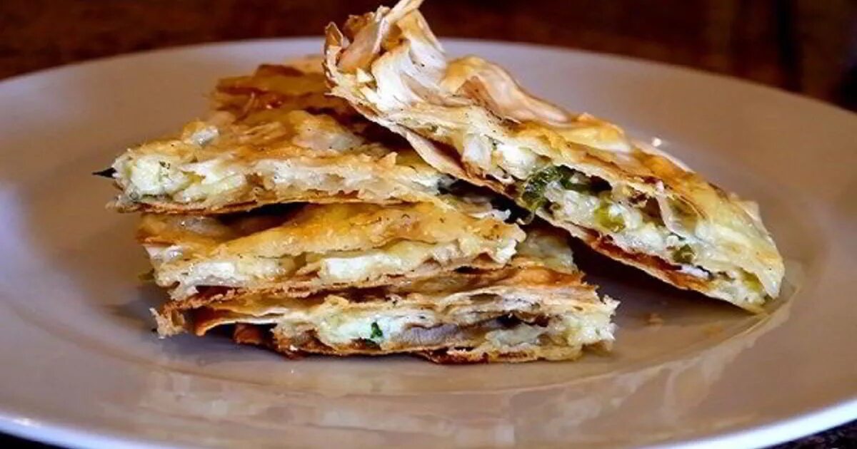 Лаваш с колбасой и сыром на сковороде. Рулетики из лаваша на сковороде. Из лаваша. Лаваш с сыром на сковороде рецепт. Пицца из лаваша конвертики.