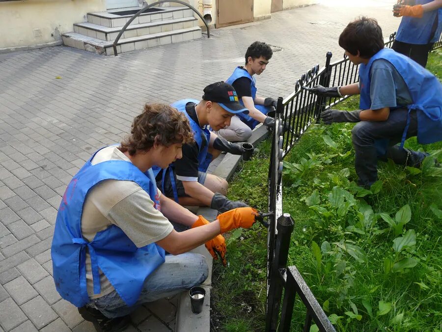 временное трудоустройство школьников. подработка для школьников 13. общественные работы подростков. подростки работают. трудоустройство подростков.
