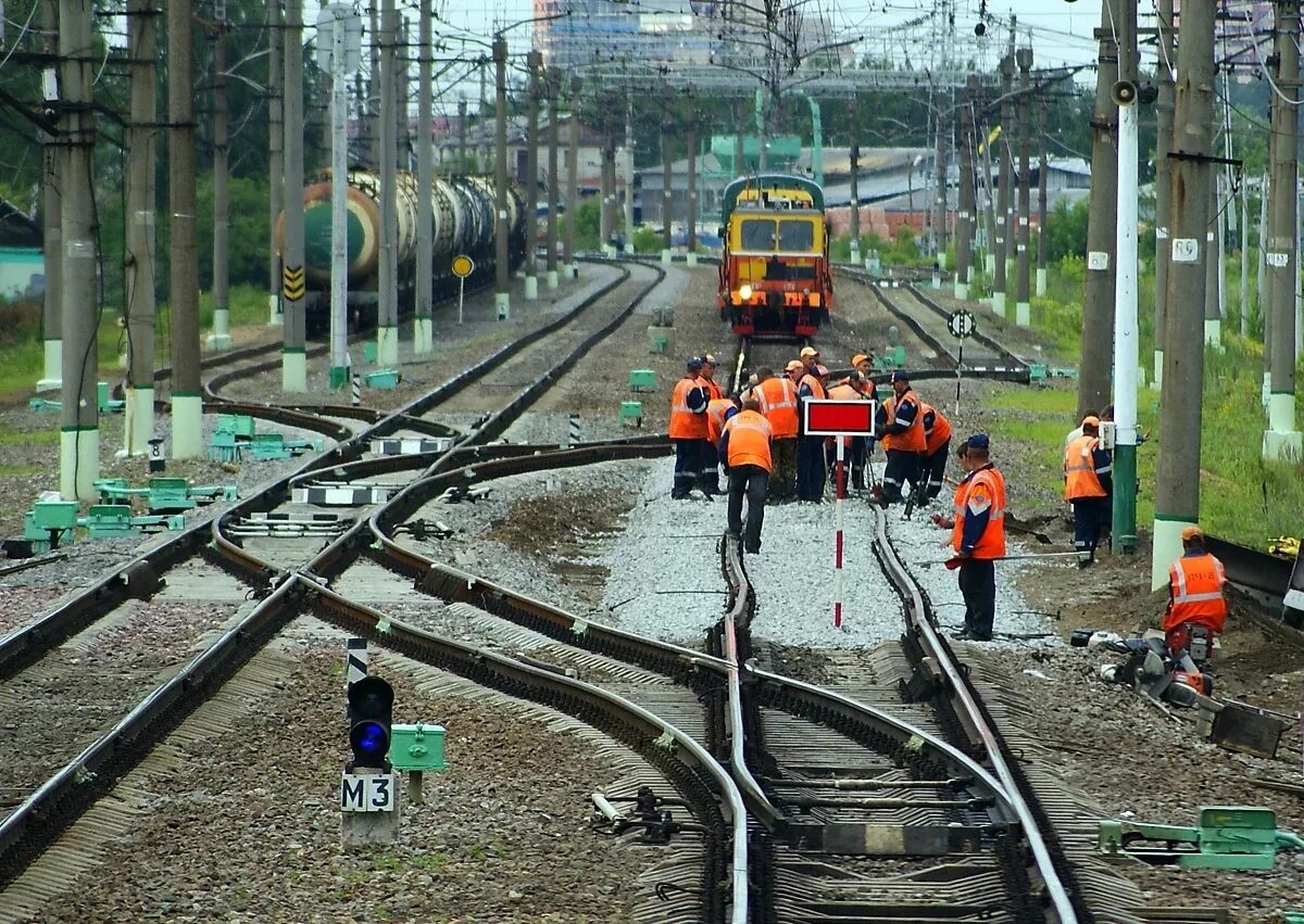 Движением поездов в пределах. Монтер пути РЖД Путевая Машинная станция. Ограждения на железной дороге. Реконструкция железнодорожного пути. Путевое хозяйство железных дорог.