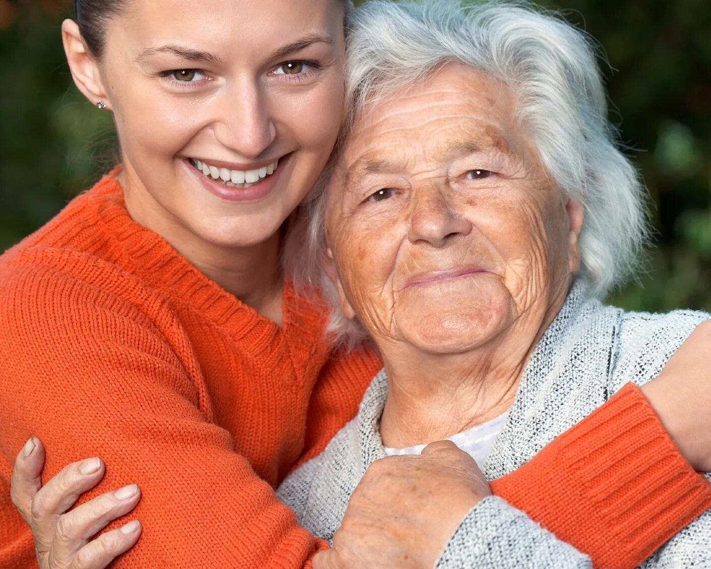 Real old women. Пожилые люди. Пожилые люди и молодежь. Объятия пожилых. Пожилые родители.