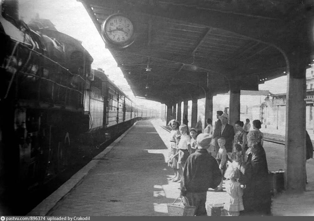 Включи старая станция. Перрон вокзала 1945 год. Перрон вокзала 1940. Черняховск ЖД станция. Железнодорожный вокзал Черняховск.