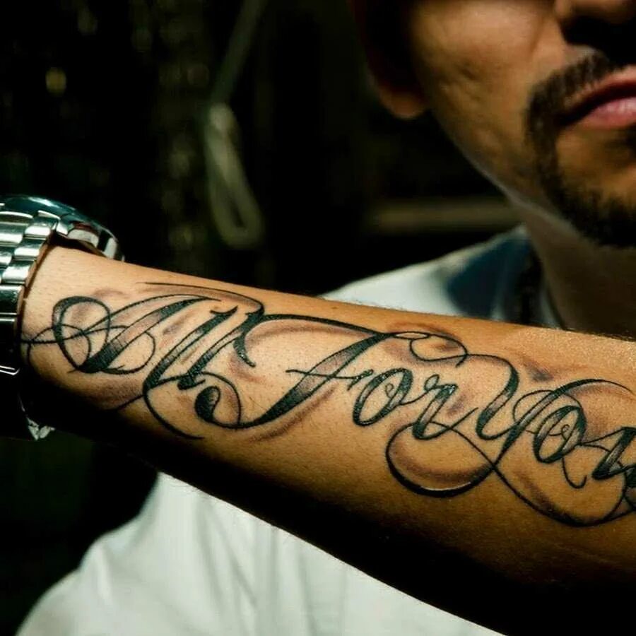 Tattoo na ruke. Надписи на руку для мужчин. Тату надпись на предплечье. Тату надпись на руке. Надписи на руку для мужчин.