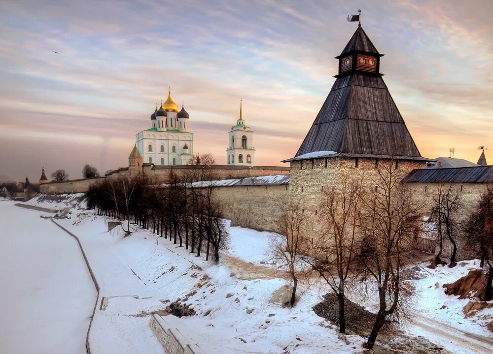 Автор кремлевской. Стены Кремля. Фотосессия у стен Кремля Вологда. Фото красивого рассвета у стен Кремля в марте.