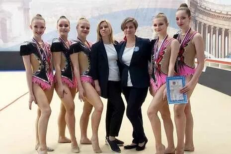 Художественная гимнастика юниорки. Художественная гимнастика спб чемпионат. Первенство санкт-петербурга по художественной гимнастике. Гимнастки на пьедестале почета картинки. Гимнастки спб.