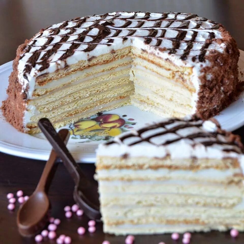 Простой рецепт торта со сметанным кремом. Черемуховый медовик. Сметанный торт. Торт со сметанным кремом. Сметанный торт в домашних.