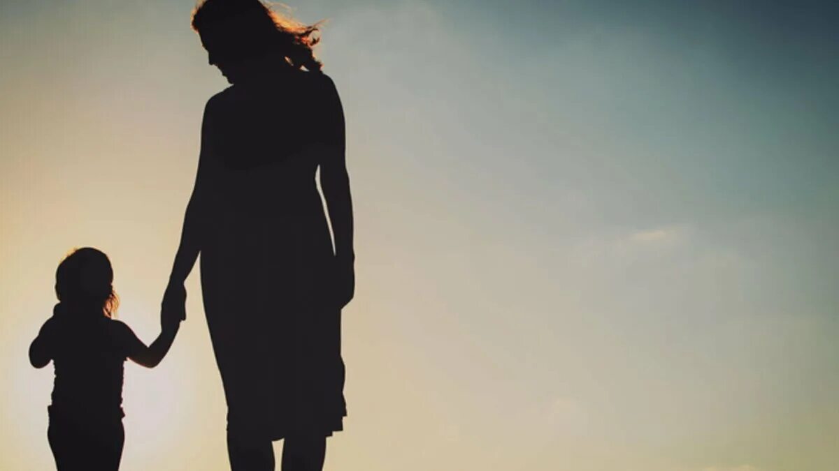 Женщина с ребенком. Держи меня сильно мама. Держатся за руки. Держатся за руки. Мать и сын со спины.