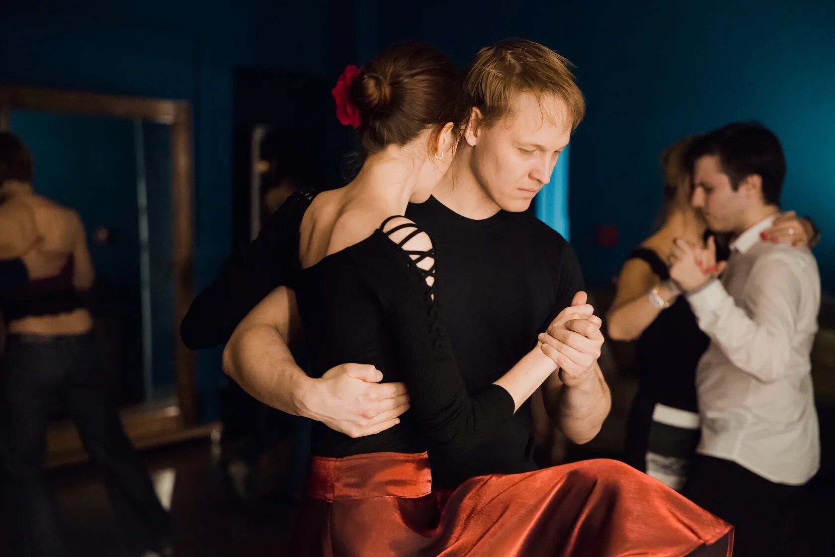 школа танцев для взрослых. современные танцы занятия в москве. школа современных танцев. занятия в хореографической студии. «в танцевальной студии» (1897).