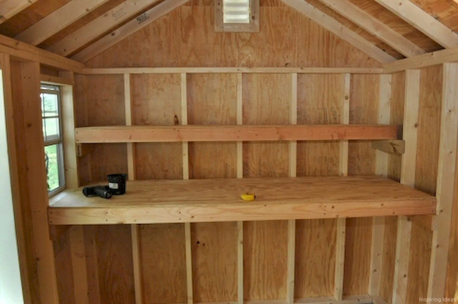 Деревянный стеллаж в гараж. Деревянный стеллаж в хозблок. Стеллажи в сарае. Стеллаж из дерева в гараж. Стеллаж из досок.
