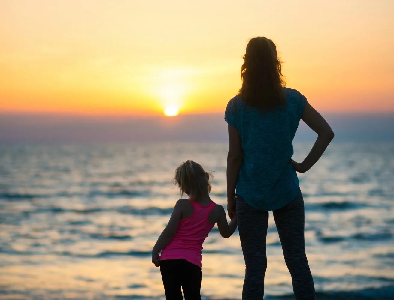 Мама с дочкой со спины. Мама с двумя детьми. Мать с дочкой со спины. Мама с дочкой спиной. Модные мамы с детьми.