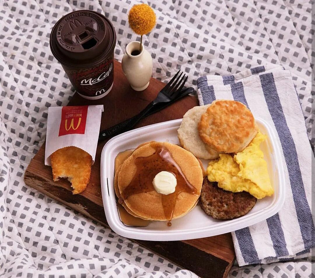 Do make breakfast. Макдональдс Брекфаст. MCDONALD'S Завтраки. МАКЗАВТРАК. Завтрак из Макдональдса.