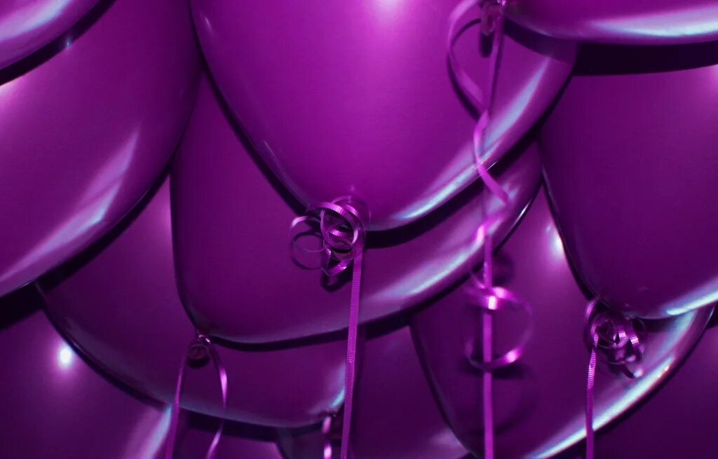 Шар фиолетового цвета. Фиолетовые шары. Фиолетовые воздушные шары. Фиолетовый шарик. Сиреневый воздушный шарик.
