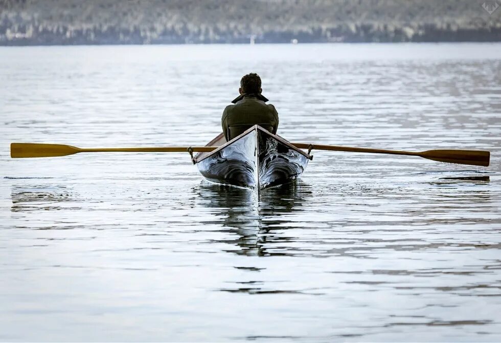 Человек в лодке. Мужчина и женщина в лодке. Рыбак в лодке. Человек с ложкой. Человек который сидит на веслах.