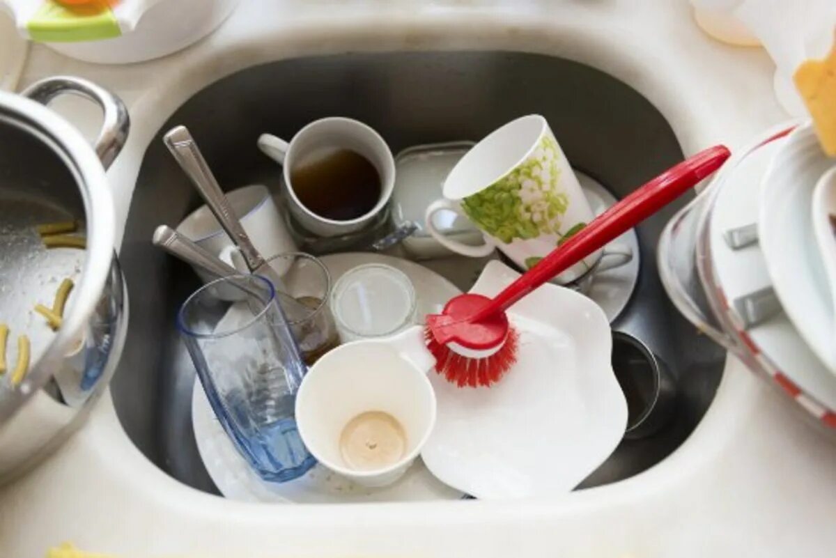 Мытье посуды. Чистая посуда. Посуда в раковине. Грязная посуда. Материалы мытья посуды