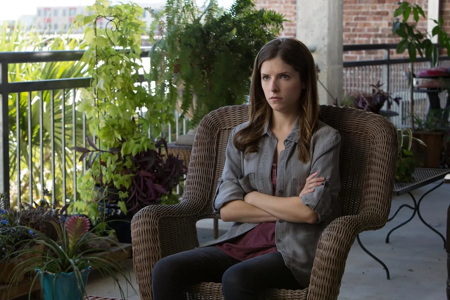 The ones below фильм. девушка этажом ниже. ким джу ён. клеманс поэзи этажом ниже. девушка этажом ниже.