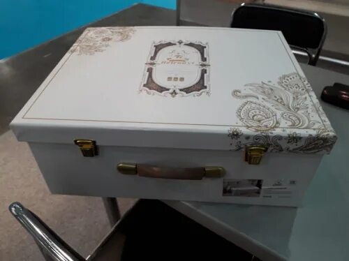 Продавец пледов упаковал товар в коробки. Упаковка для одежды. Картонная упаковка для текстиля. Одежда в коробке. Плед в упаковке.