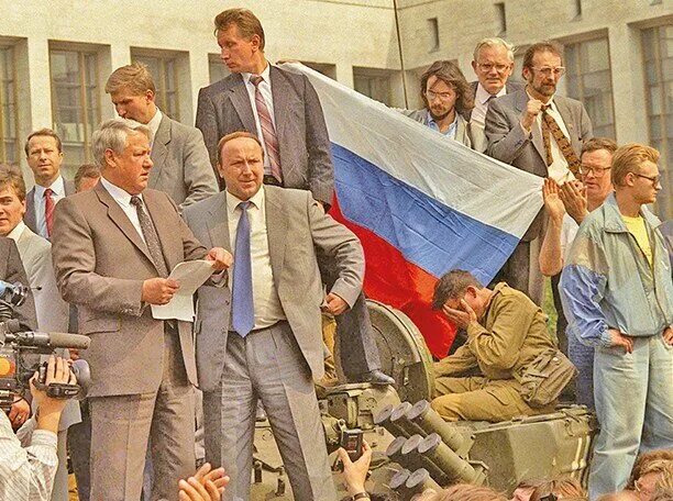 После гкчп. После гкчп. Августовский путч гкчп. Борис ельцин 1991 путч. Путч 1991 ельцин на танке.