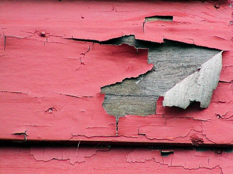 Покраска старого дома краской. Облезла краска. Облупившаяся краска. Старая краска. Отслоилась краска на стене.
