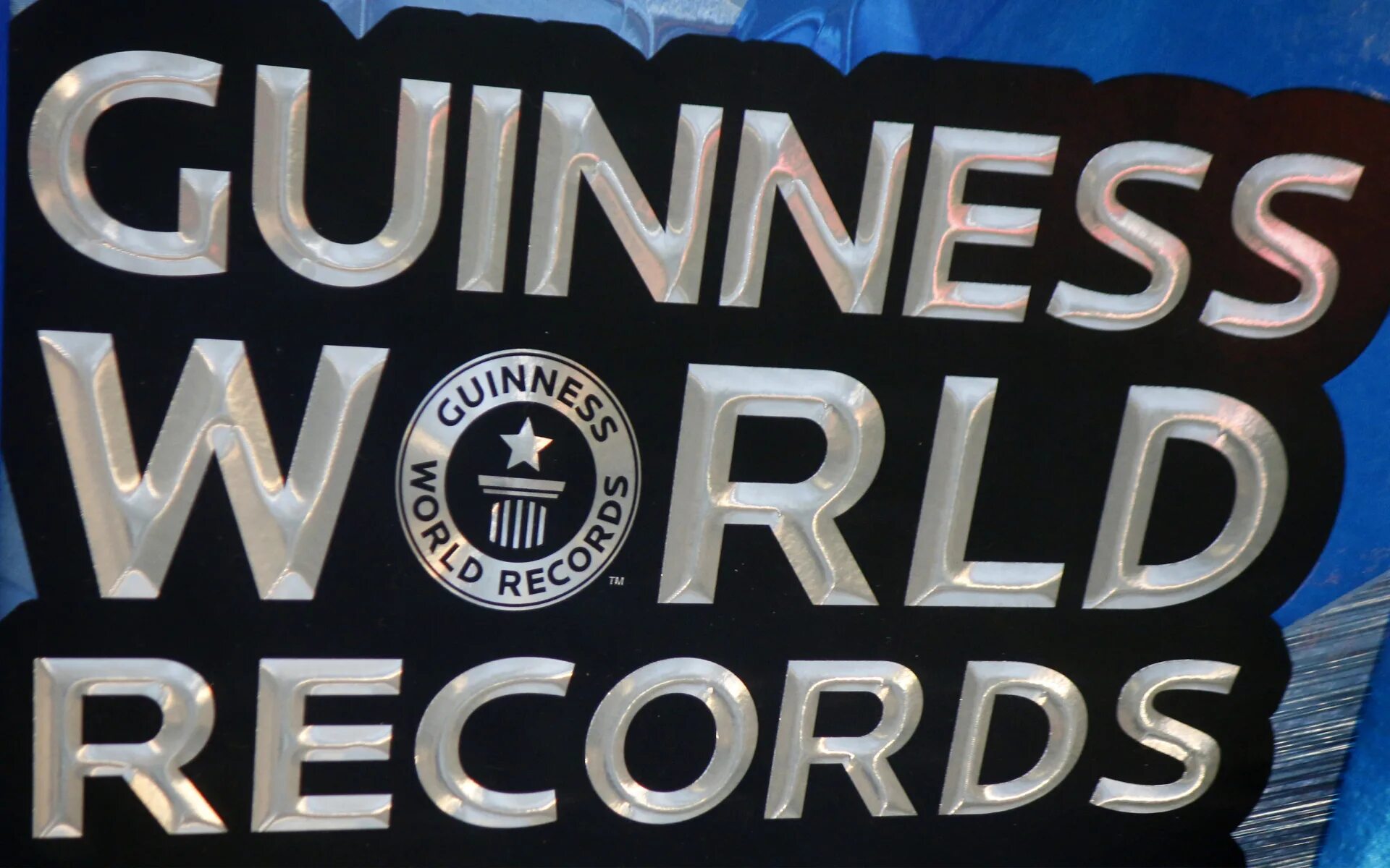 Книга рекордов гиннесса 2. Книга рекордов Гиннесса лого. Гиннесс мировые рекорды книга. Книга рекордов Гиннесса обложка. Книга рекордов Гиннесса картинки.