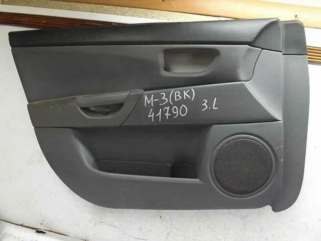 Мазда 3 БК 2007 обшивка двери. Mazda 3 BL обшивка двери передней левой. Обшивка передней двери Mazda 6 2021. Обшивка дверей на мазду трибьют 3.0.