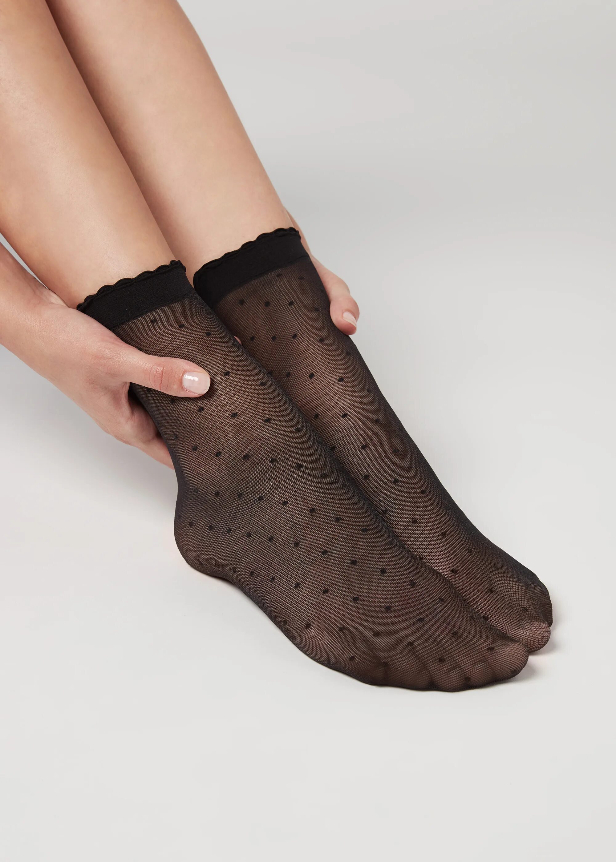 Calzedonia носки женские капроновые. Носки капроновые в горох. Капроновые носки черные в горох. Гольфы в горошек женские. Капроновые носки в горошек.