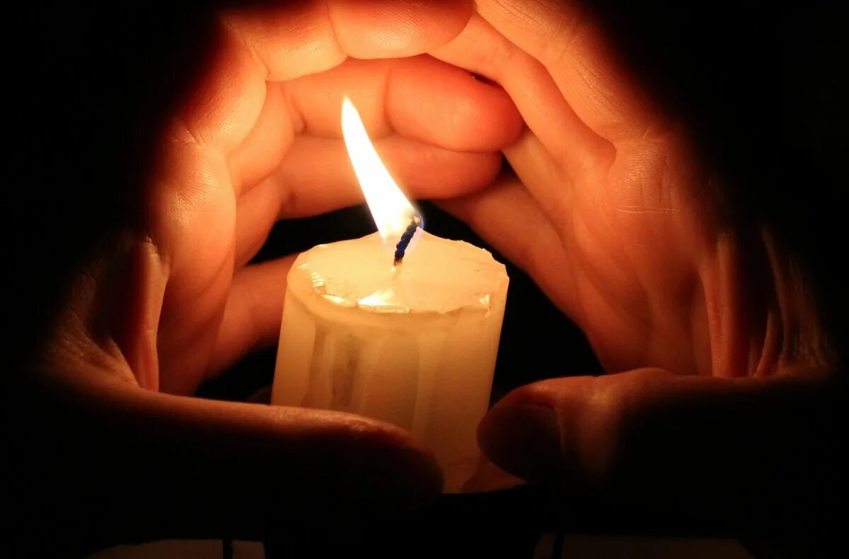 Зажгем свечи. Свечи. Свеча в ладонях. Свечка в руках. Зажженная свеча.