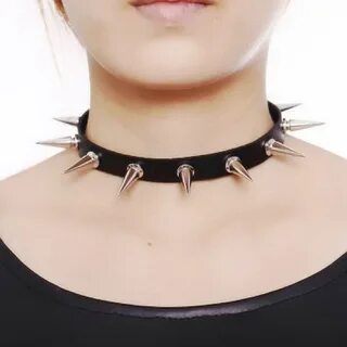 Девушка носит ошейник на шее