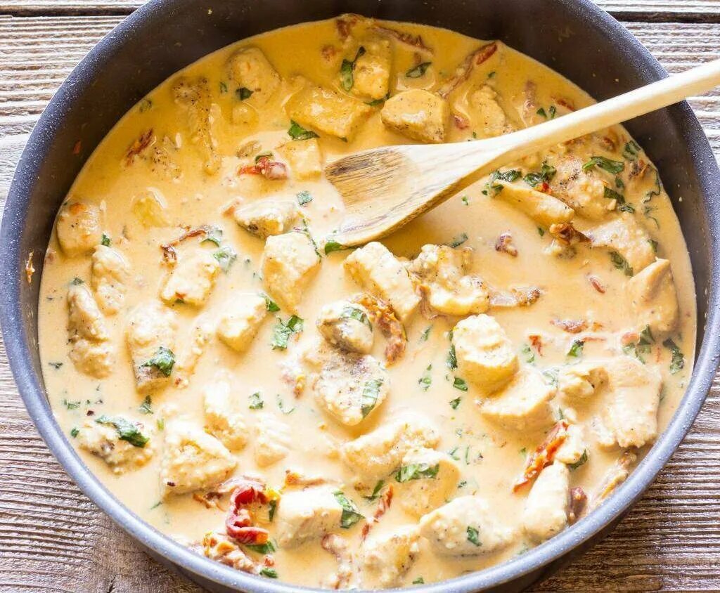 Курица тушеная в луке и сметане. Курица в сметанном соусе на сковороде. куриное филе в сметанном соусе. куриное филе в сметанном соусе на сковороде. филе курицы в сметанном соусе.