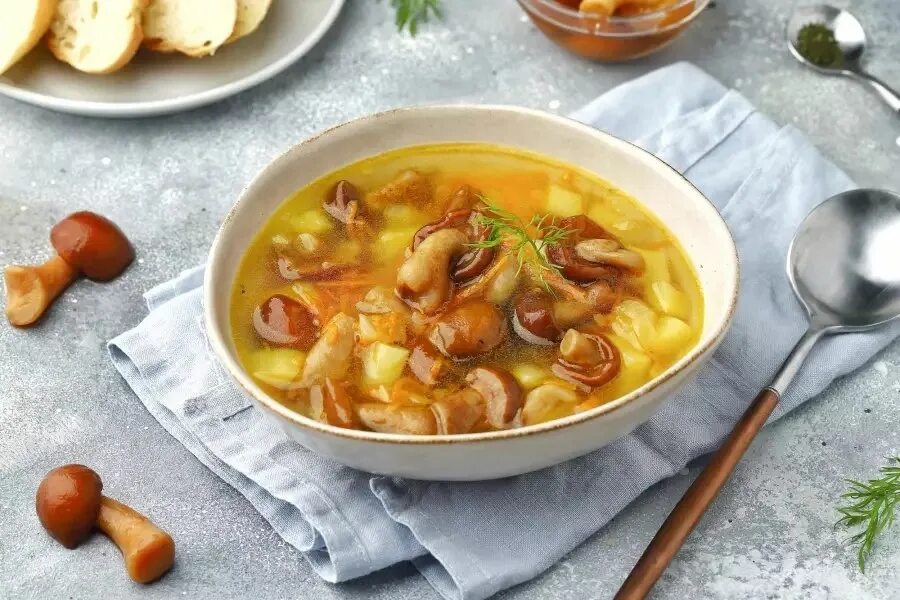 Суп из опят замороженных. Грибной суп с опятами. грибной суп из опят.