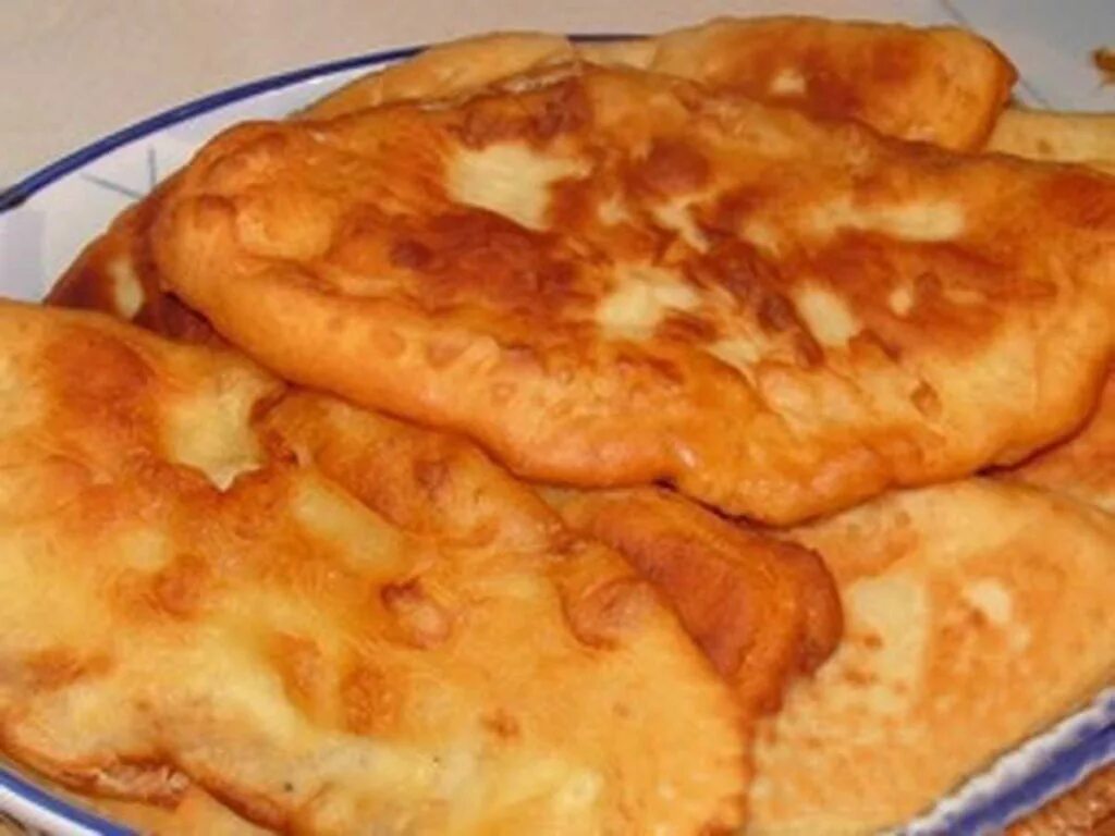 Pirozhki s kortoshkoi. Пирожки с картошкой. Тонкие пирожки с картошкой. Пирожки с картошкой жареные.